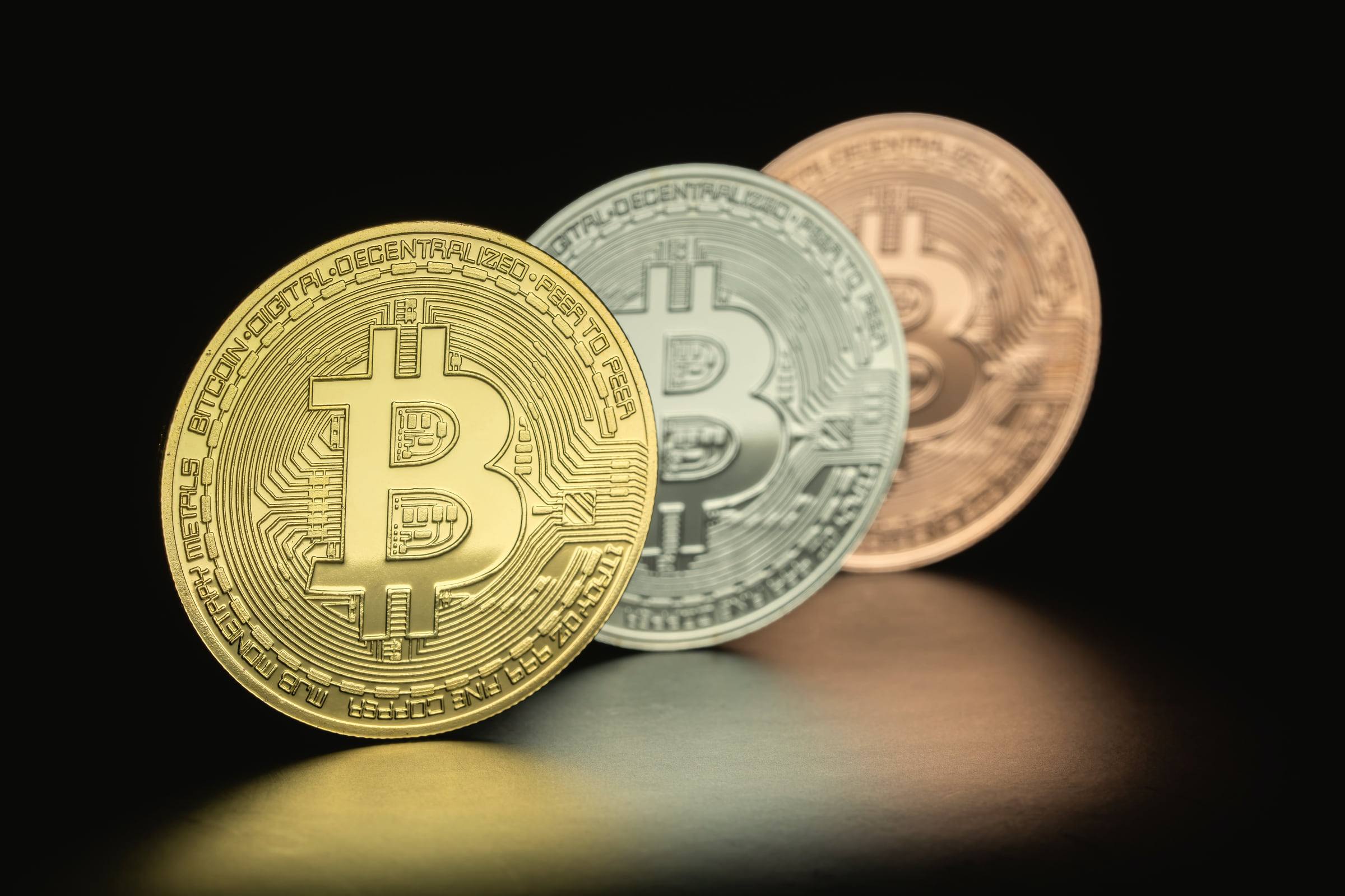 Drei Bitcoin-Sammlermünzen in Gold, Silber und Bronze